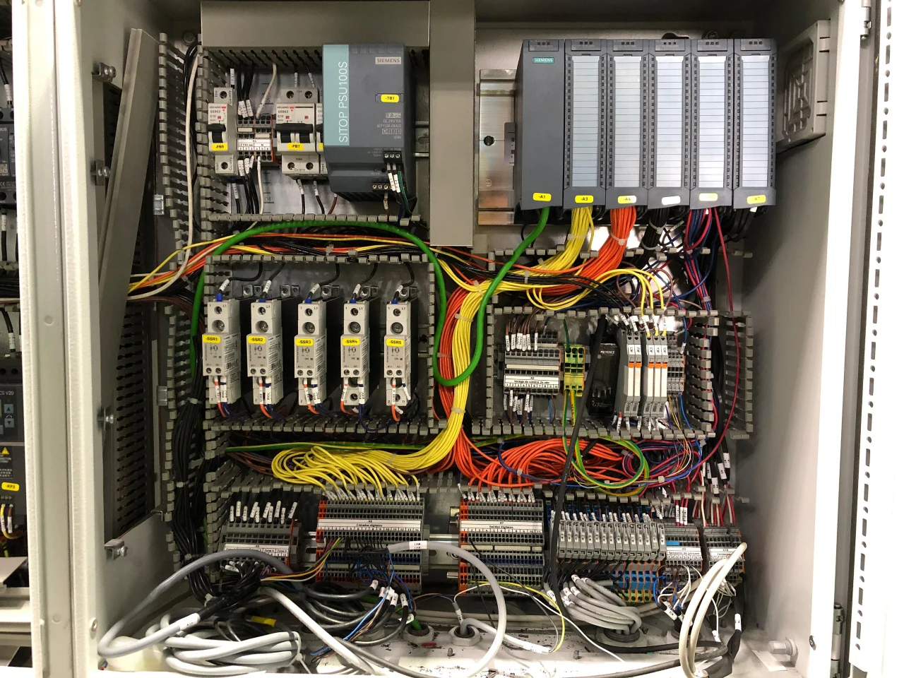 Tablero de control con PLC Siemens S7-1500 alambrado en el taller de Tecno All