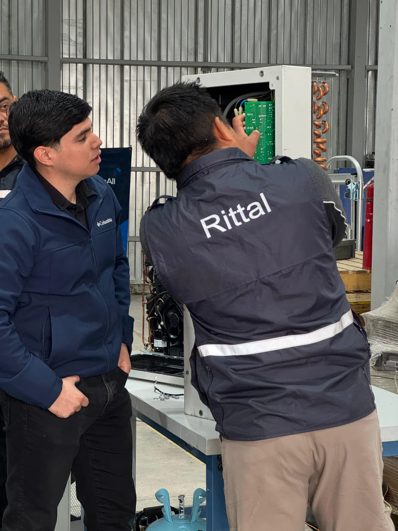 Técnicos de Tecno All revisando un tablero de control